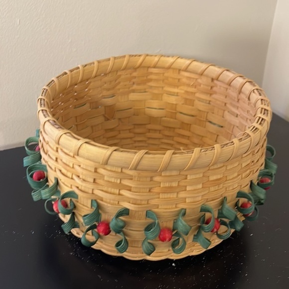 Handwoven, Limited, Signed and Hand-numbered, Christmas Holly Basket - Picture 5 of 5